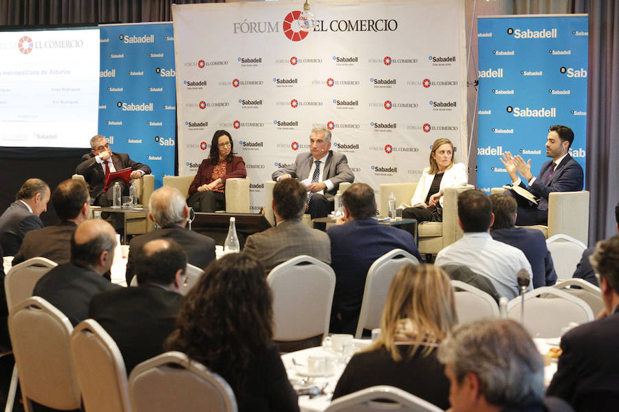 El Hotel Abba Playa de Gijón acogió el evento en el que cuatro expertos analizarone el futuro del área metropolitana de Asturias. La mesa redonda fue moderada por el director del periódico, Marcelino Gutiérrez. El profesor Fermín Rodríguez, el ingeniero Jorge Rodríguez y las economistas Eva Rodríguez y María Calvo fueron los especialistas que participaron en la jornada. 