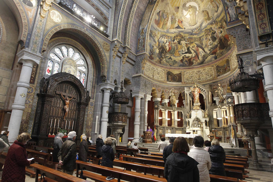 La Iglesiona Gijón (Gran Septo). Es obvio que la Iglesiona de Gijón no está situada en una colina, no tiene torres de cristal ni unos jardines laterales. No es similar a la de Girona pero sí podría hacer las veces por su arquitectura y simbología de la morada del Septón Supremo