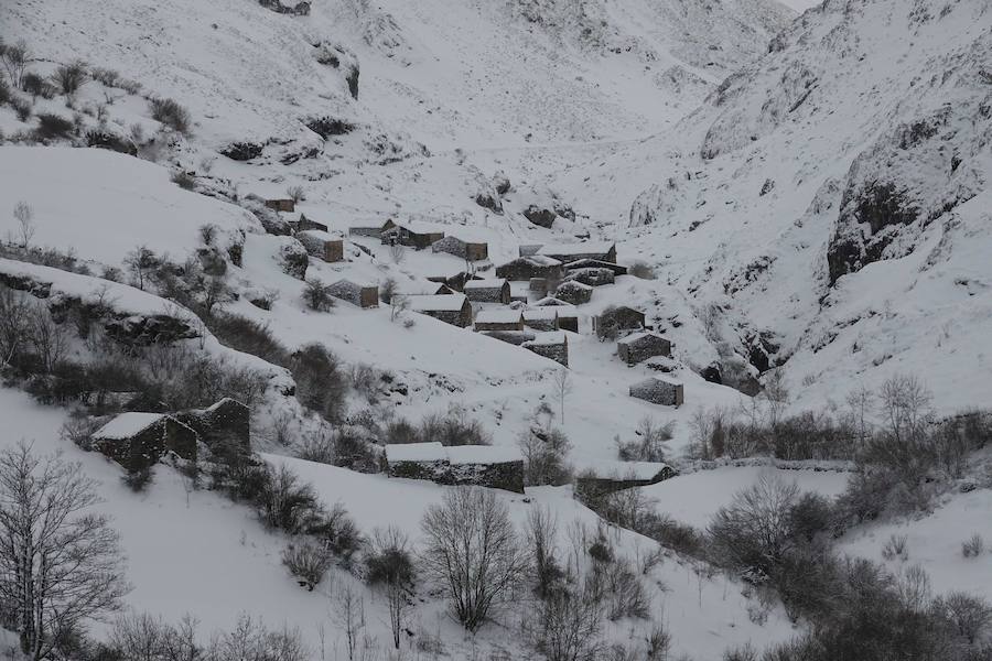 Sotres (Invernalia). Los avatares que ha pasado una de las localizaciones emblemáticas de la saga de Juego de Tronos no podrían quedar mejor reflejadas que en esta imagen del pueblo asturiano de Sotres. Existen varias ubicaciones en las tierras del norte desde la Atalaya de Aguasgrises al Castillo Viejo y todas encajarían perfectamente. 