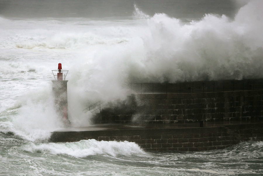 Faro de Tapia (Rocadragón). Si San Juan de Gaztelugatxe pudo ser tras unos efectos digitales la ubicación de Rocadragón, el Faro de Tapia y sus alrededores, también. Quizá habría que añadir un poco más de imaginación pero en sus próximas playas se podría haber rodado el encuentro entre Jon Snow y Daenerys Targaryen (capítulo 7x03).. 