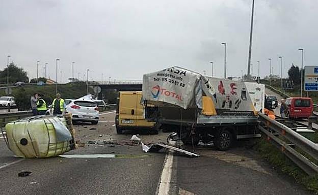 El accidente provocó importantes destrozos en los vehículos implicados. 