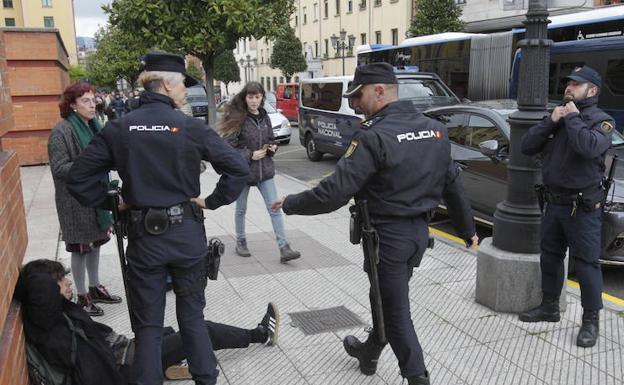 A.R. M., en el suelo, resultó herido en el enfrentamiento en el campus delMilán entre seguidores de Vox y estudiantes.