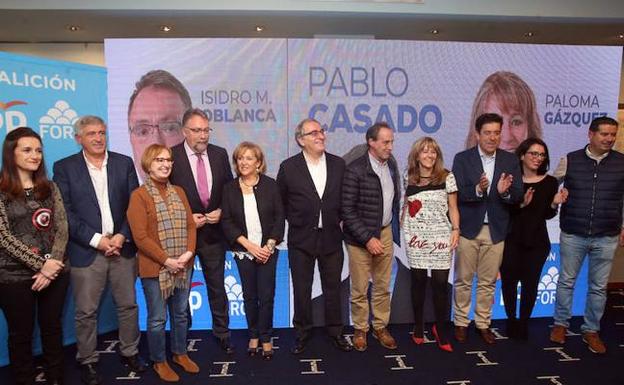 Isidro Martínez Oblanca (cuarto por la izquierda) y Paloma Gázquez (cuarta por la derecha), junto al resto de miembros de las candidaturas de la coalición para elCongreso y elSenado. 