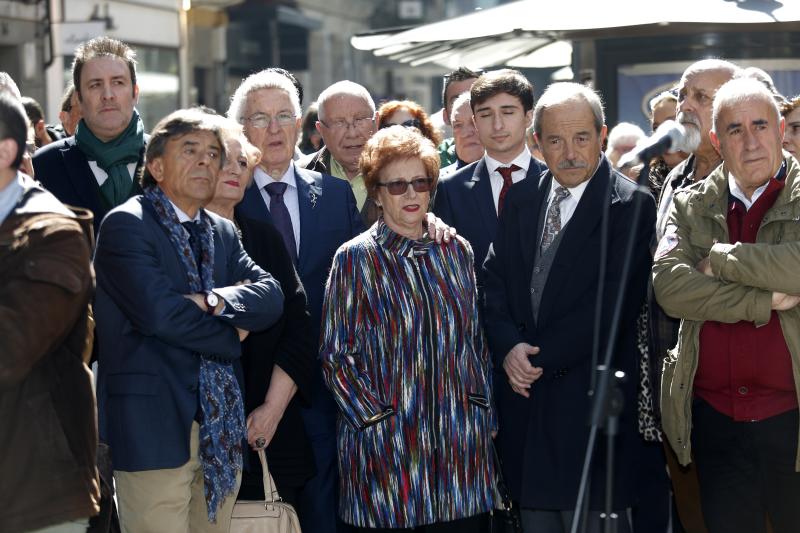 Oviedo ha inaugurado una estatua de Tino Casal en la calle Palacio Valdés. La obra, de Anselmo Iglesias Poli, pesa 335 kilos y tiene una altura de 1.95 centímetros.