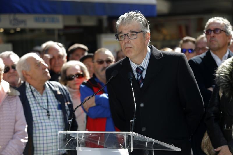 Oviedo ha inaugurado una estatua de Tino Casal en la calle Palacio Valdés. La obra, de Anselmo Iglesias Poli, pesa 335 kilos y tiene una altura de 1.95 centímetros.