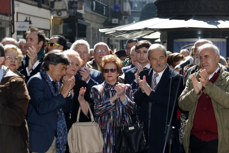 Oviedo ha inaugurado una estatua de Tino Casal en la calle Palacio Valdés. La obra, de Anselmo Iglesias Poli, pesa 335 kilos y tiene una altura de 1.95 centímetros.