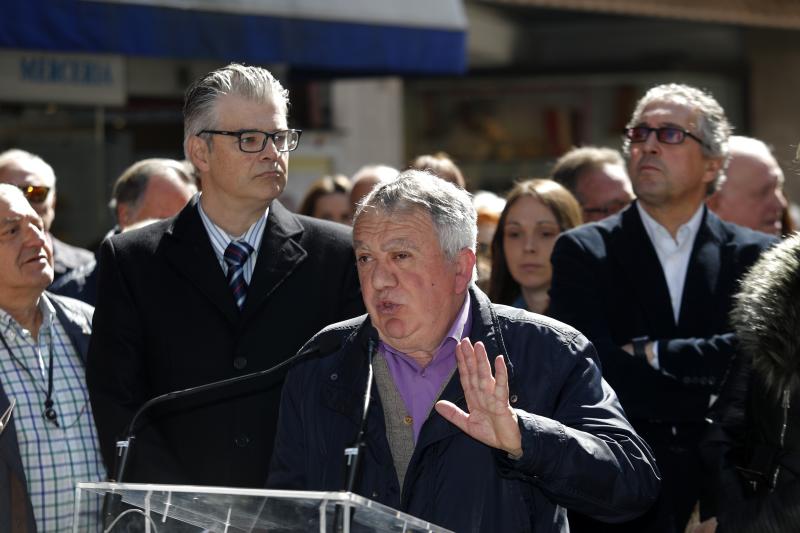 Oviedo ha inaugurado una estatua de Tino Casal en la calle Palacio Valdés. La obra, de Anselmo Iglesias Poli, pesa 335 kilos y tiene una altura de 1.95 centímetros.