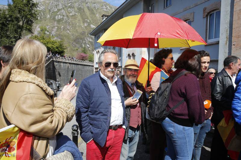 El candidato de Vox a la presidencia del Gobierno, Santiago Abascal, ha elegido visitar Covadonga en su primer día de campaña. En ese enclave, Abascal, rodeado de numerosos simpatizantes, ha acudido a la Santa Cueva de Covadonga, donde se encuentra, la 'Santina', Nuestra Señora de Covadonga, lugar en el que ha hecho una ofrenda y ha pedido por España.
