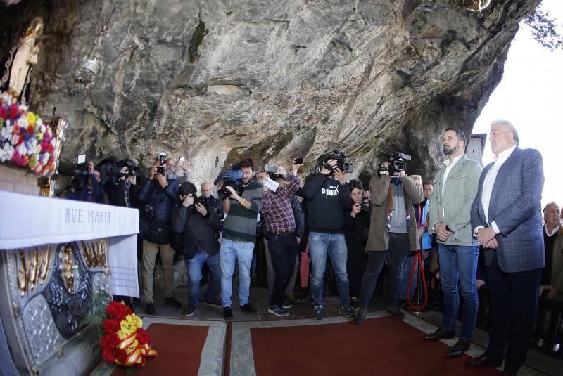 El candidato de Vox a la presidencia del Gobierno, Santiago Abascal, ha elegido visitar Covadonga en su primer día de campaña. En ese enclave, Abascal, rodeado de numerosos simpatizantes, ha acudido a la Santa Cueva de Covadonga, donde se encuentra, la 'Santina', Nuestra Señora de Covadonga, lugar en el que ha hecho una ofrenda y ha pedido por España.