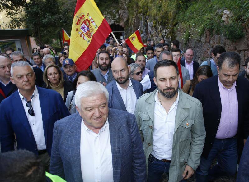 El candidato de Vox a la presidencia del Gobierno, Santiago Abascal, ha elegido visitar Covadonga en su primer día de campaña. En ese enclave, Abascal, rodeado de numerosos simpatizantes, ha acudido a la Santa Cueva de Covadonga, donde se encuentra, la 'Santina', Nuestra Señora de Covadonga, lugar en el que ha hecho una ofrenda y ha pedido por España.