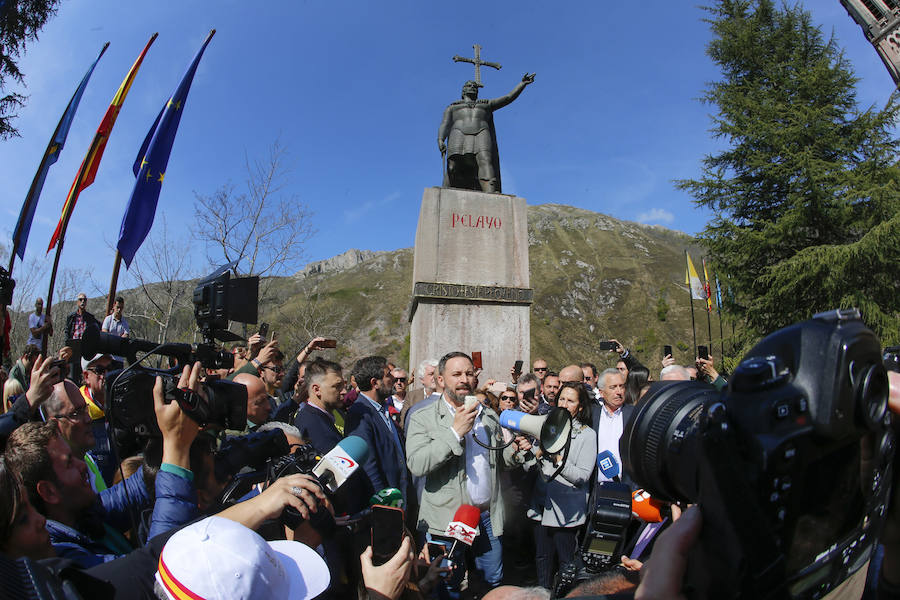 El candidato de Vox a la presidencia del Gobierno, Santiago Abascal, ha elegido visitar Covadonga en su primer día de campaña. En ese enclave, Abascal, rodeado de numerosos simpatizantes, ha acudido a la Santa Cueva de Covadonga, donde se encuentra, la 'Santina', Nuestra Señora de Covadonga, lugar en el que ha hecho una ofrenda y ha pedido por España.