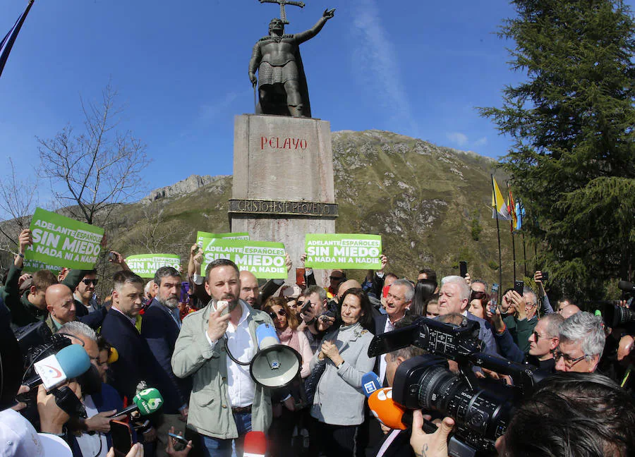 El candidato de Vox a la presidencia del Gobierno, Santiago Abascal, ha elegido visitar Covadonga en su primer día de campaña. En ese enclave, Abascal, rodeado de numerosos simpatizantes, ha acudido a la Santa Cueva de Covadonga, donde se encuentra, la 'Santina', Nuestra Señora de Covadonga, lugar en el que ha hecho una ofrenda y ha pedido por España.