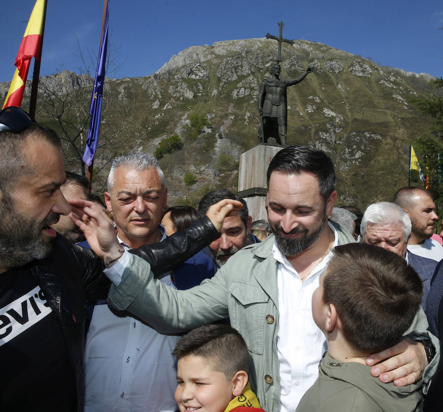 El candidato de Vox a la presidencia del Gobierno, Santiago Abascal, ha elegido visitar Covadonga en su primer día de campaña. En ese enclave, Abascal, rodeado de numerosos simpatizantes, ha acudido a la Santa Cueva de Covadonga, donde se encuentra, la 'Santina', Nuestra Señora de Covadonga, lugar en el que ha hecho una ofrenda y ha pedido por España.