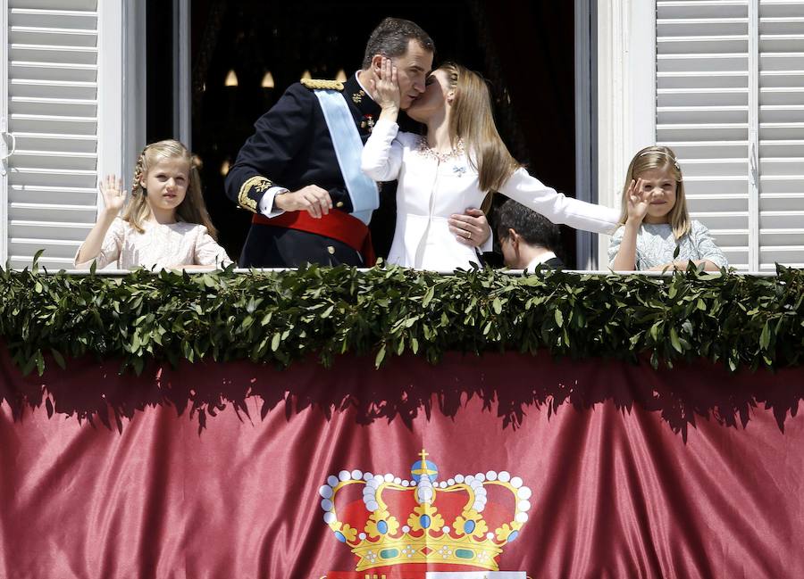 El rey Felipe besa a doña Letizia el día en el que fue proclamado Rey. 