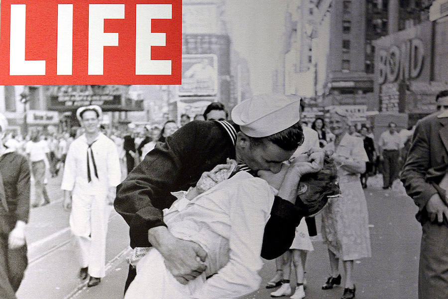 Siempre es el primero que recordamos. Se trata del beso que dio a la enfermera Greta Zimmer Friedman el marinero George Mendonsa y que simbolizó el fin de la II Guerra Mundial. Se produjo el 14 de agosto de 1945 en Nueva York y la pareja ni se conocía. 