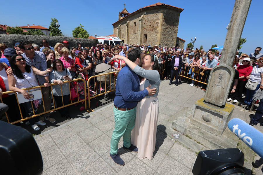Y, en Asturias, uno de los besos más tradicionales es el que se celebra anualmente en el Rito del Beso de la ermita de La Luz. Se celebra desde el siglo XIX. Tras romper un puchero, una pareja debe darse tantos besos como piezas en las que se divida el recipiente. 