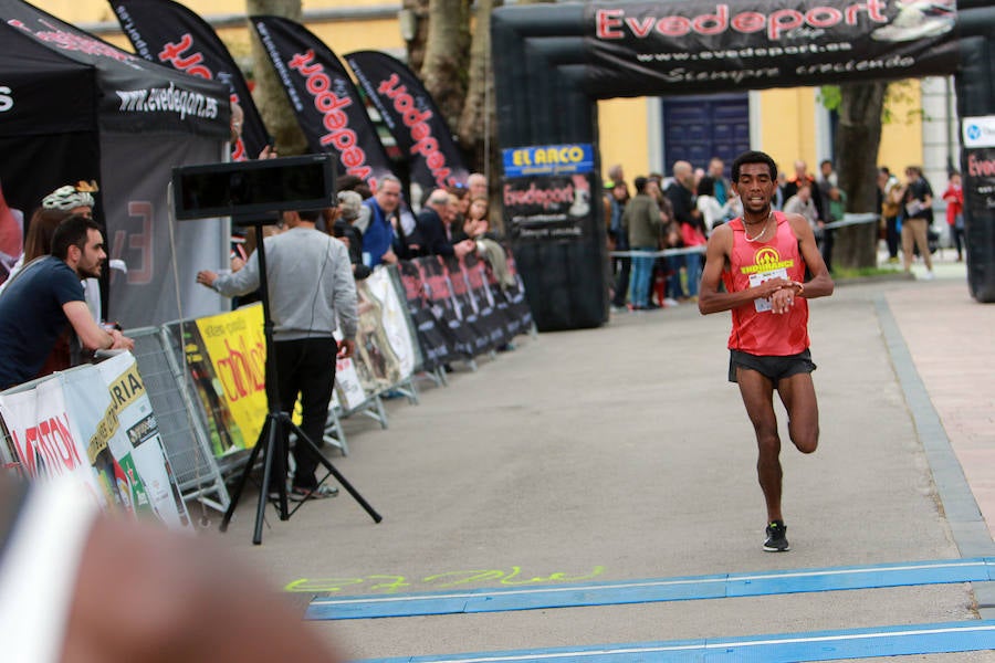 La jornada ha acompañado a los participantes en esta carrera.