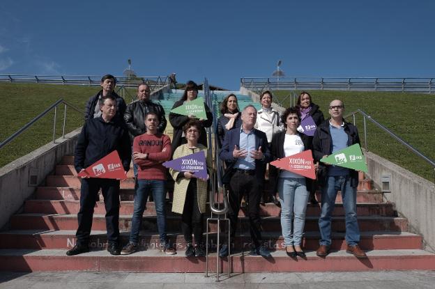 Parte de los integrantes de la lista de Xixón por la Izquierda, ayer en Cimavilla. Delante, Ernesto Suárez, Javier Suárez, Ana Castaño, Aurelio Martín, Arantxa Carcedo y Carlos González Espina. Detrás, Roberto Fernández, Víctor Martínez, Lucía Fernández, Manuela Blanco, Carmen Rodríguez y María Antuña. 