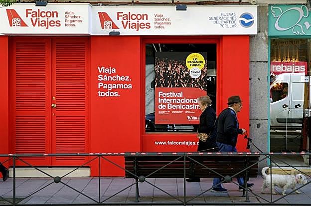 Fachada de Falcon Viajes abierta por Nuevas Generaciones del PP en la calle Ferraz de Madrid. 