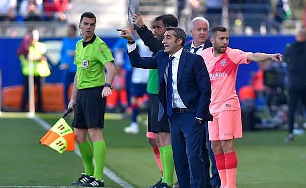 Ernesto Valverde, durante una acción en el encuentro ante el Huesca.