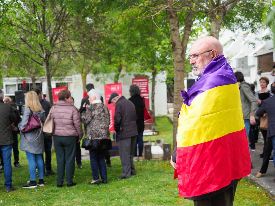 Al acto, que se ha llevado a cabo con motivo del Día de la República, han acudido representantes locales del PSOE e IU