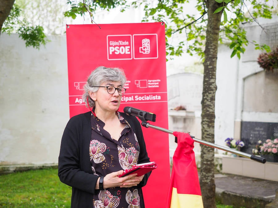 Al acto, que se ha llevado a cabo con motivo del Día de la República, han acudido representantes locales del PSOE e IU