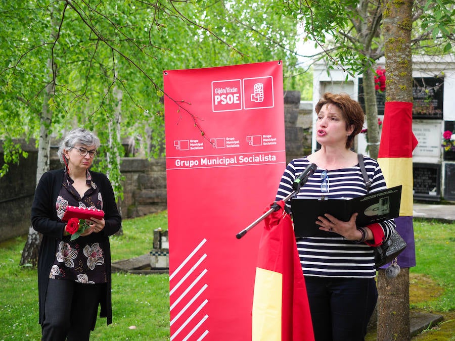 Al acto, que se ha llevado a cabo con motivo del Día de la República, han acudido representantes locales del PSOE e IU