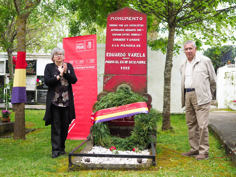 Al acto, que se ha llevado a cabo con motivo del Día de la República, han acudido representantes locales del PSOE e IU