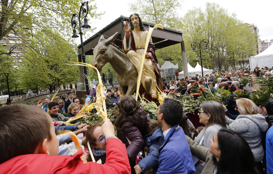 La Bendición de Ramos abre las celebraciones de la Semana Santa en Gijón