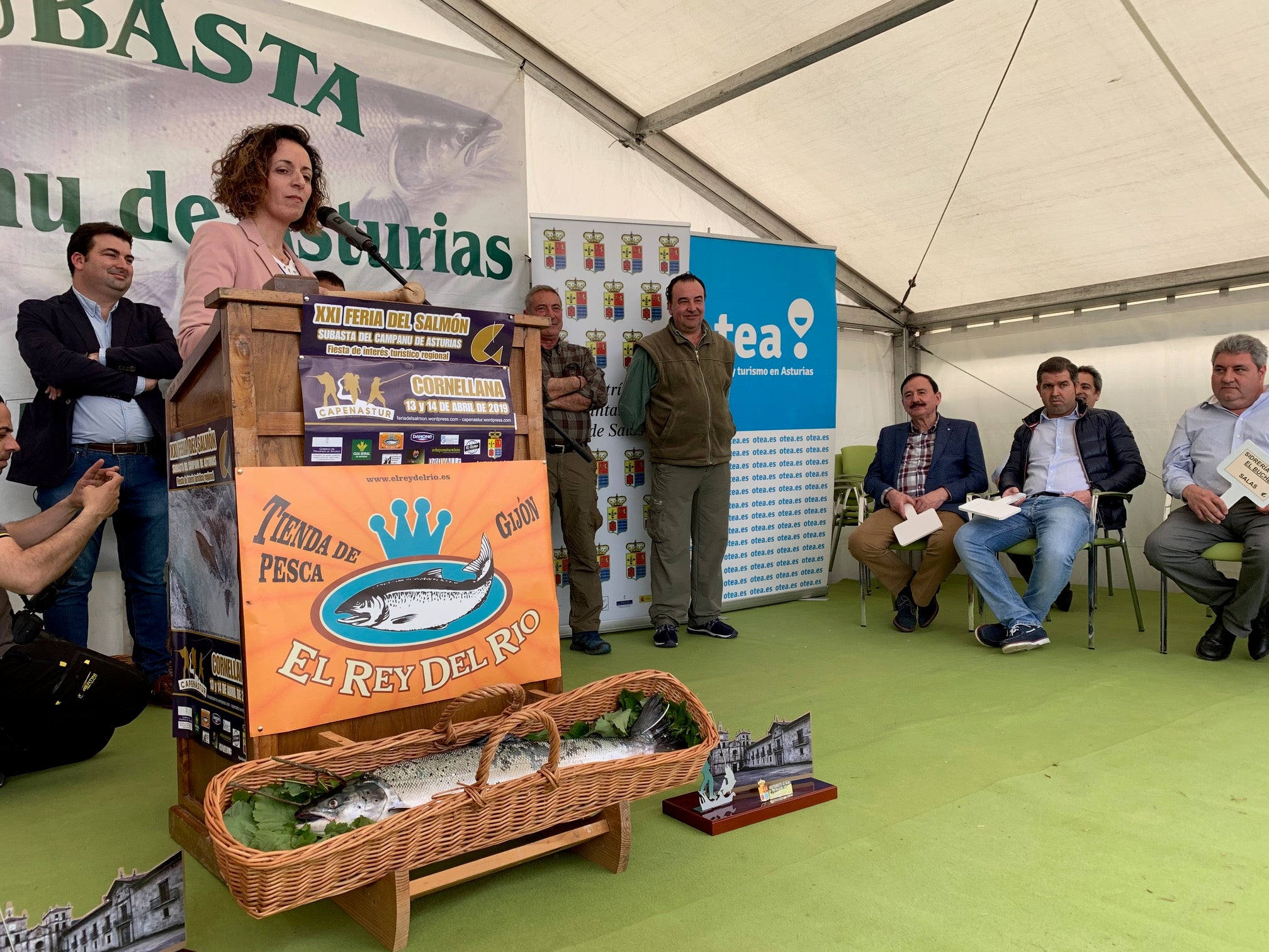 El afortunado pescador que lo echó a tierra, a cebo natural, fue el ovetense Fernando López Castro