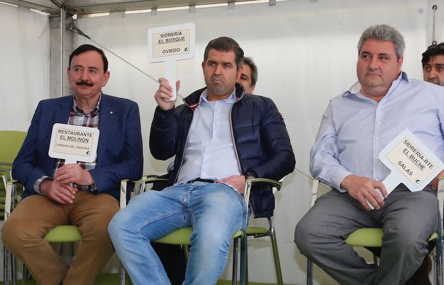 El afortunado pescador que lo echó a tierra, a cebo natural, fue el ovetense Fernando López Castro