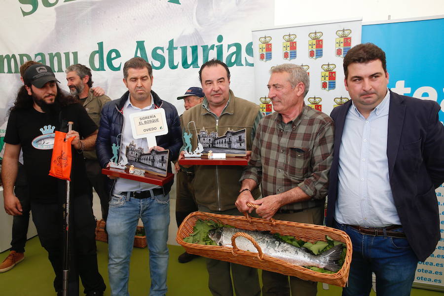 El afortunado pescador que lo echó a tierra, a cebo natural, fue el ovetense Fernando López Castro
