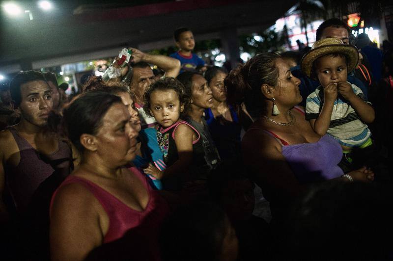 Los migrantes centroamericanos que se dirigen a los Estados Unidos caminan en caravana a lo largo de la carretera entre Metapa y Tapachula en México