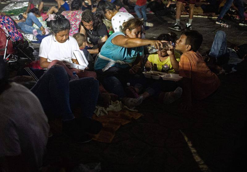 Los migrantes centroamericanos que se dirigen a los Estados Unidos caminan en caravana a lo largo de la carretera entre Metapa y Tapachula en México