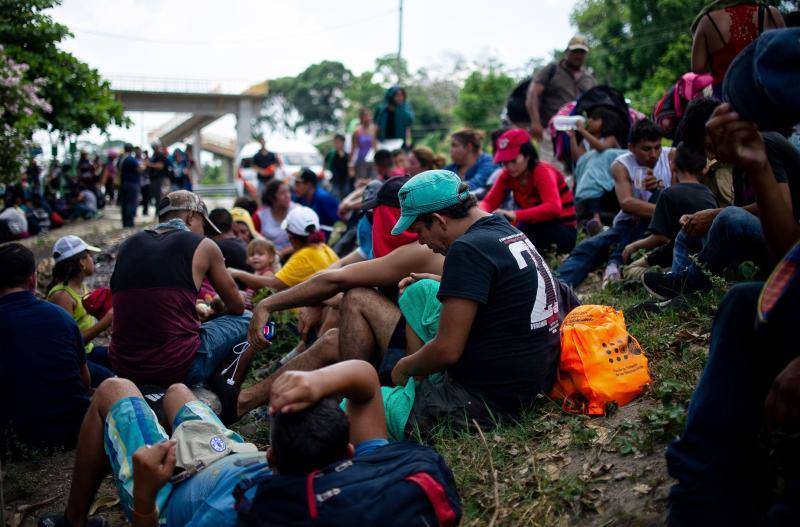 Los migrantes centroamericanos que se dirigen a los Estados Unidos caminan en caravana a lo largo de la carretera entre Metapa y Tapachula en México