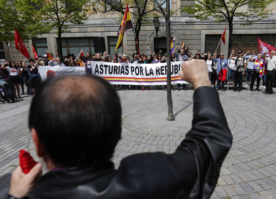 El acto, convocado por la Plataforma Asturias por la República, se ha celebrado este domingo el centro la capital asturiana. Los participantes han reclamado el fin del sistema monárquico y una tercera república en el país. La movilización, que comenzó a las 13.30 horas desde la estación de Renfe, justo enfrente de la céntrica calle Uría, ha coincidido con otras que se están produciendo el mismo día en otras ciudades españolas con el mismo propósito.