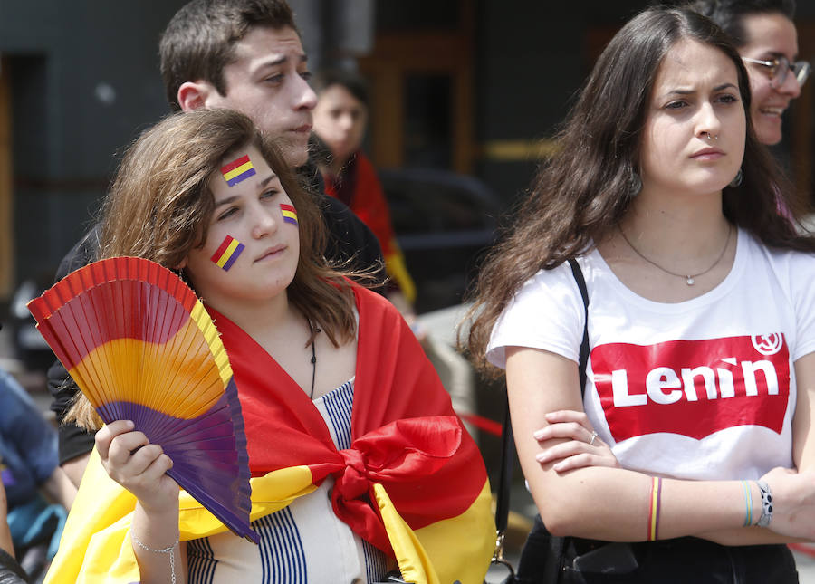 El acto, convocado por la Plataforma Asturias por la República, se ha celebrado este domingo el centro la capital asturiana. Los participantes han reclamado el fin del sistema monárquico y una tercera república en el país. La movilización, que comenzó a las 13.30 horas desde la estación de Renfe, justo enfrente de la céntrica calle Uría, ha coincidido con otras que se están produciendo el mismo día en otras ciudades españolas con el mismo propósito.