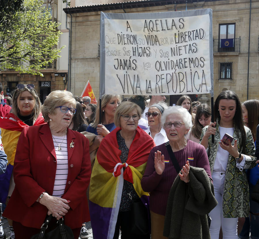 El acto, convocado por la Plataforma Asturias por la República, se ha celebrado este domingo el centro la capital asturiana. Los participantes han reclamado el fin del sistema monárquico y una tercera república en el país. La movilización, que comenzó a las 13.30 horas desde la estación de Renfe, justo enfrente de la céntrica calle Uría, ha coincidido con otras que se están produciendo el mismo día en otras ciudades españolas con el mismo propósito.