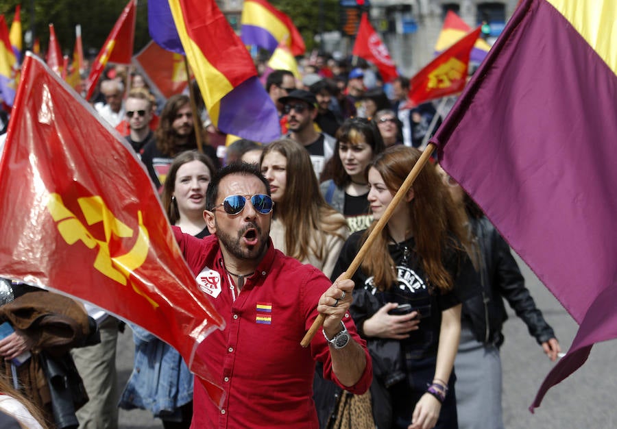El acto, convocado por la Plataforma Asturias por la República, se ha celebrado este domingo el centro la capital asturiana. Los participantes han reclamado el fin del sistema monárquico y una tercera república en el país. La movilización, que comenzó a las 13.30 horas desde la estación de Renfe, justo enfrente de la céntrica calle Uría, ha coincidido con otras que se están produciendo el mismo día en otras ciudades españolas con el mismo propósito.