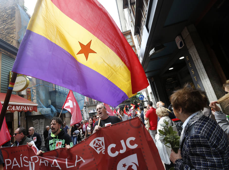 El acto, convocado por la Plataforma Asturias por la República, se ha celebrado este domingo el centro la capital asturiana. Los participantes han reclamado el fin del sistema monárquico y una tercera república en el país. La movilización, que comenzó a las 13.30 horas desde la estación de Renfe, justo enfrente de la céntrica calle Uría, ha coincidido con otras que se están produciendo el mismo día en otras ciudades españolas con el mismo propósito.