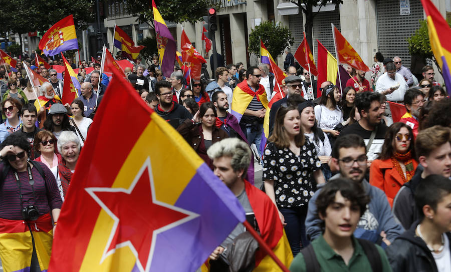 El acto, convocado por la Plataforma Asturias por la República, se ha celebrado este domingo el centro la capital asturiana. Los participantes han reclamado el fin del sistema monárquico y una tercera república en el país. La movilización, que comenzó a las 13.30 horas desde la estación de Renfe, justo enfrente de la céntrica calle Uría, ha coincidido con otras que se están produciendo el mismo día en otras ciudades españolas con el mismo propósito.