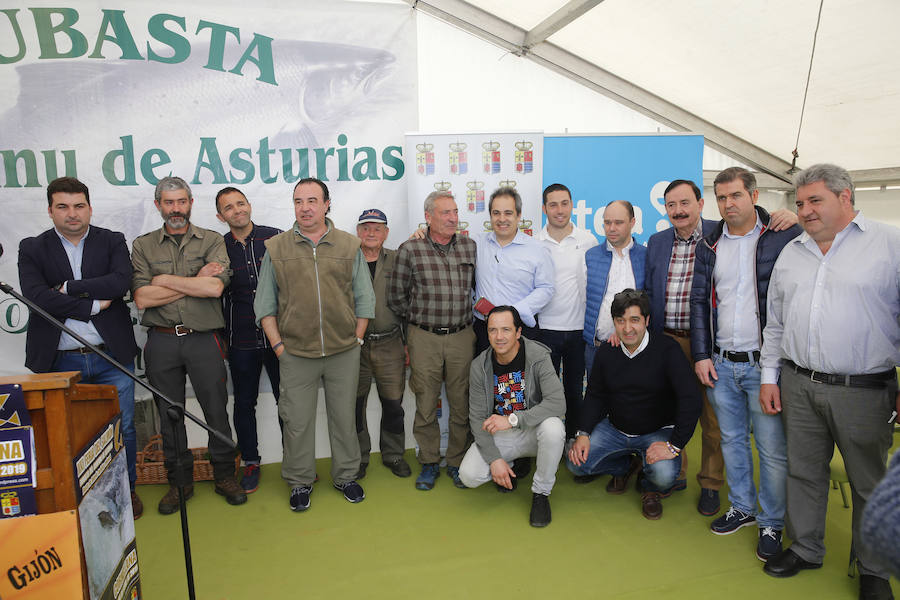 El primer salmón de la temporada fue capturado por el ovetense Fernando López Castro y la subasta se ha celebrado en Cornellana. 