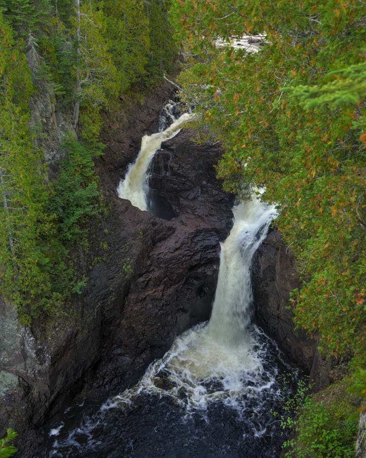 La 'Caldera del Diablo' (Minnesota, EEUU) | En este lugar, el agua del río Brule se divide en dos cascadas y una de ellas desaparece por completo al caer en un gigante agujero 'sin fondo'. El misterio ha sido estudiado durante años por científicos y, al parecer, se trata de una ilusión óptica, pero el agua -a la que ya es costumbre turística tirar algún objeto que nunca más vuelve a aparecer- fluye bajo tierra y vuelve a ser visible en otro tramo más lejano del río.