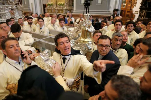 Antonio Banderas, ayer, antes de salir en procesión con la Virgen de Lágrimas y Favores de Málaga. 