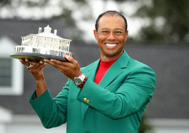 Tiger Woods, con la chaqueta verde y el trofeo de ganador del Masters de Augusta. 