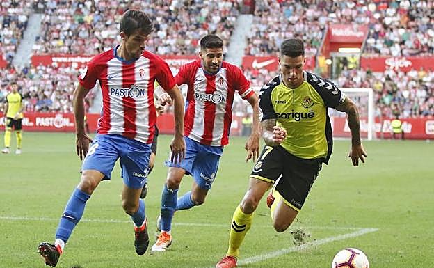 Un momento de juego en el partido de ida entre el Sporting y el Nástic.