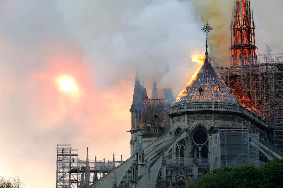 El fuego registrado en el interior de la catedral ha dejado una gran columna de humo que se ve desde diferentes puntos de la ciudad.