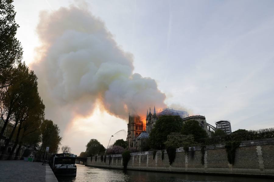 El fuego registrado en el interior de la catedral ha dejado una gran columna de humo que se ve desde diferentes puntos de la ciudad.