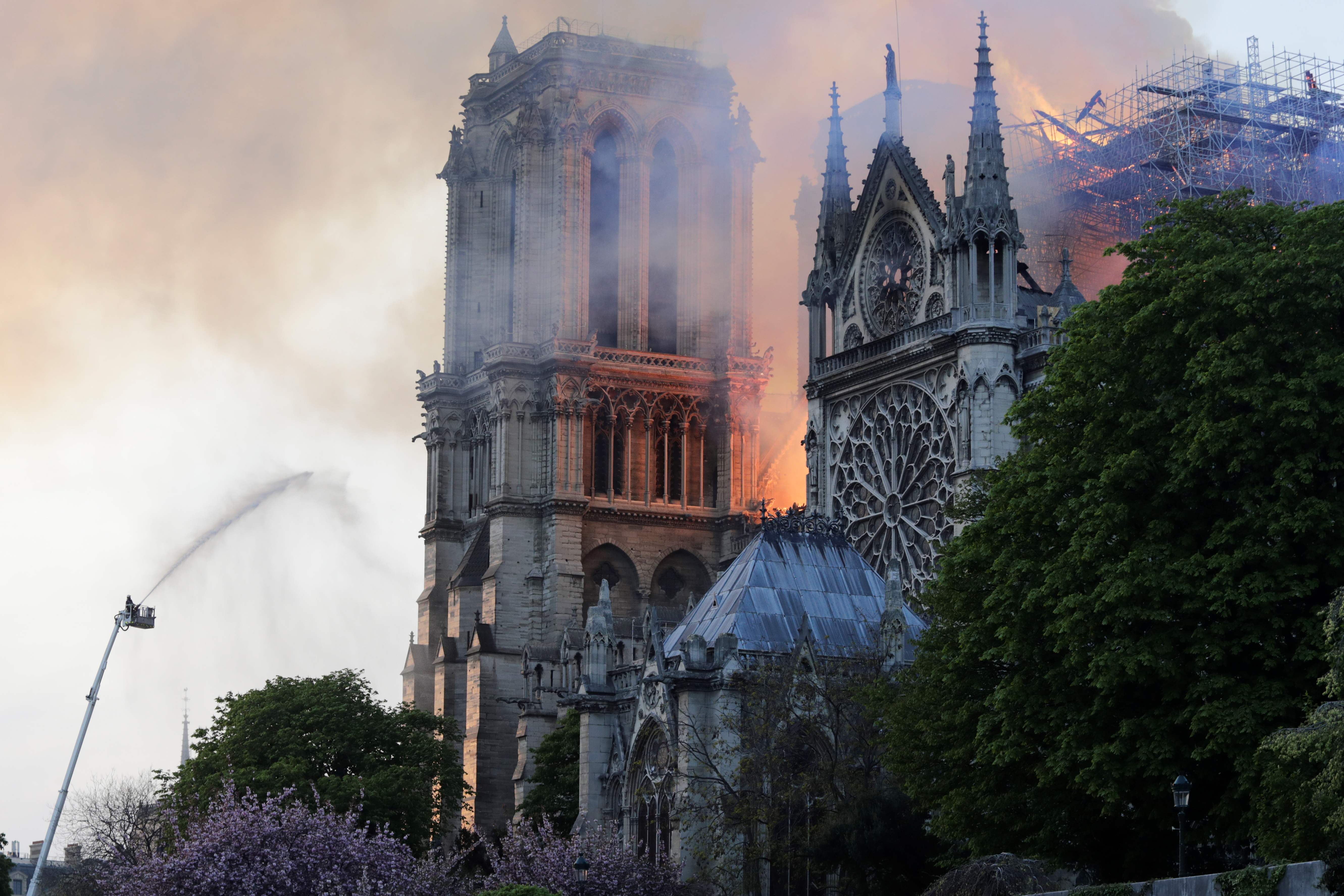 El fuego registrado en el interior de la catedral ha dejado una gran columna de humo que se ve desde diferentes puntos de la ciudad.