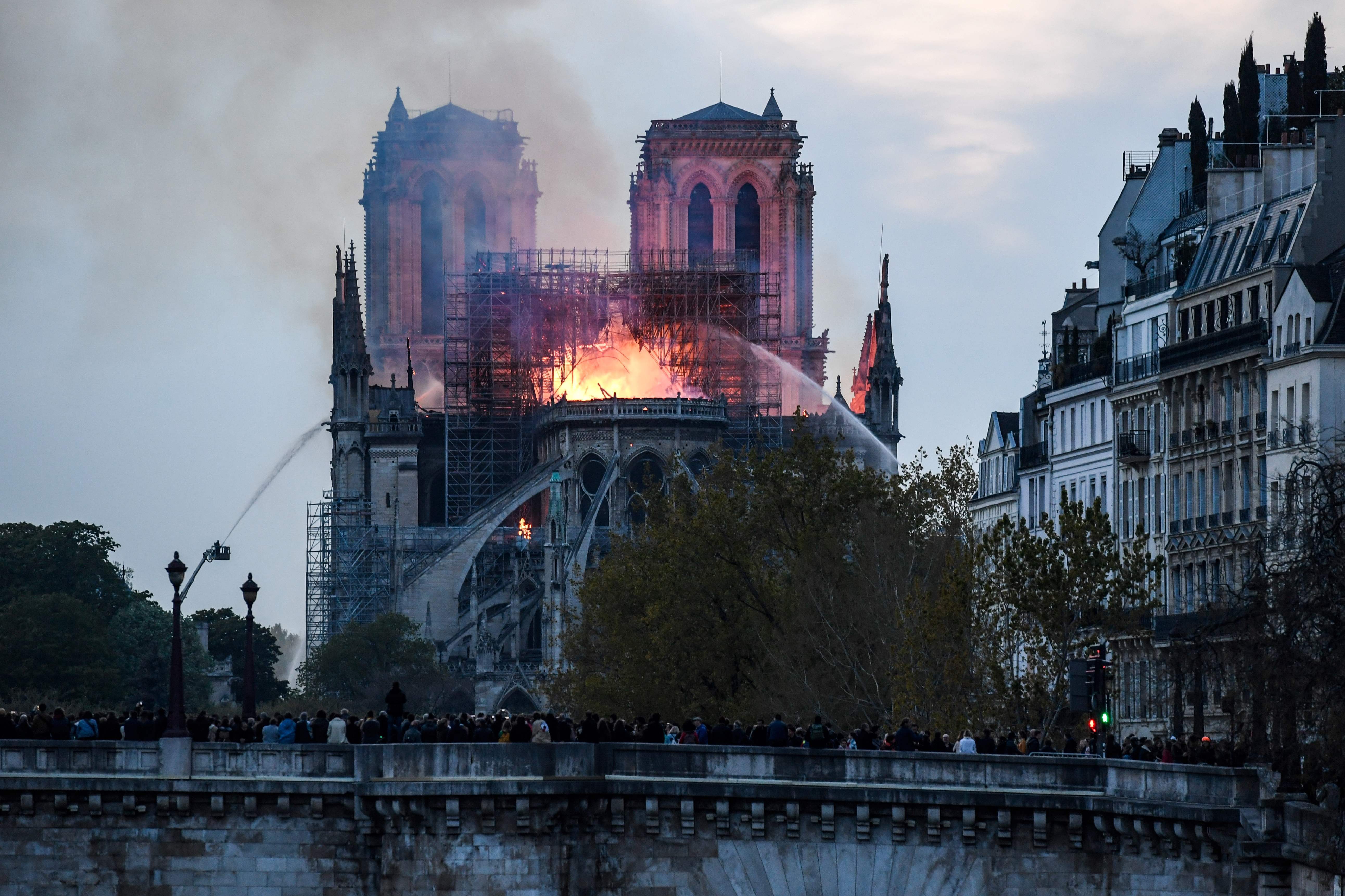 El fuego registrado en el interior de la catedral ha dejado una gran columna de humo que se ve desde diferentes puntos de la ciudad.